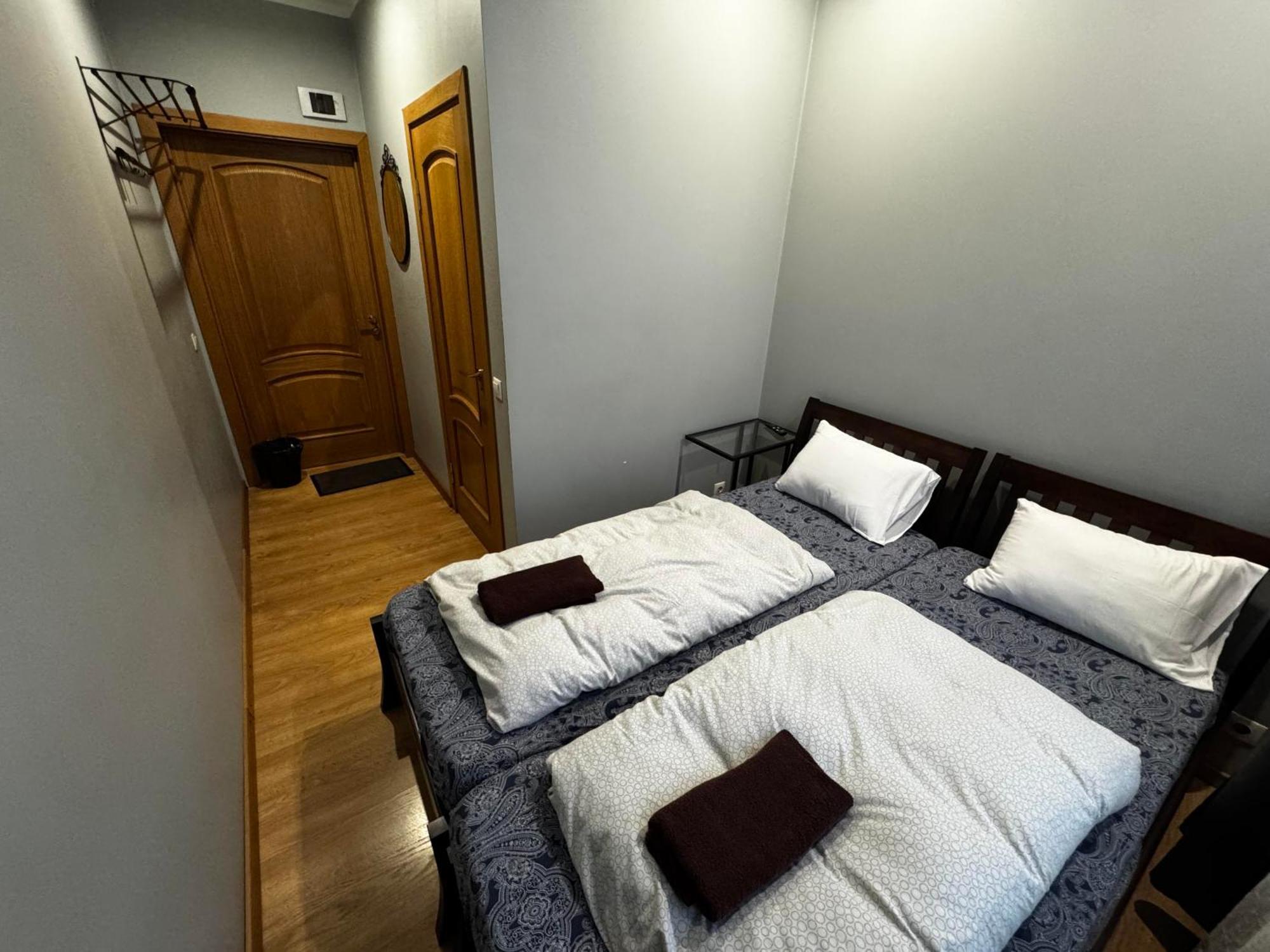 Aparthotel ריגה מראה חיצוני תמונה A room at a capsule hotel in Tokyo, Japan